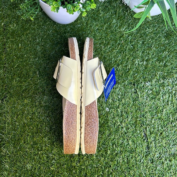 BIRKENSTOCK
Madrid Big Buckle
Natural Leather Patent
Yellow/High Shine Butter - Picture 17 of 17